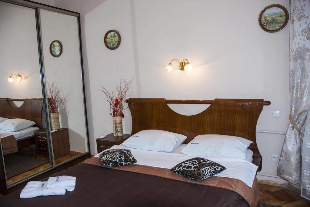 קייב Home Hotel Apartments On Zoloti Vorota מראה חיצוני תמונה